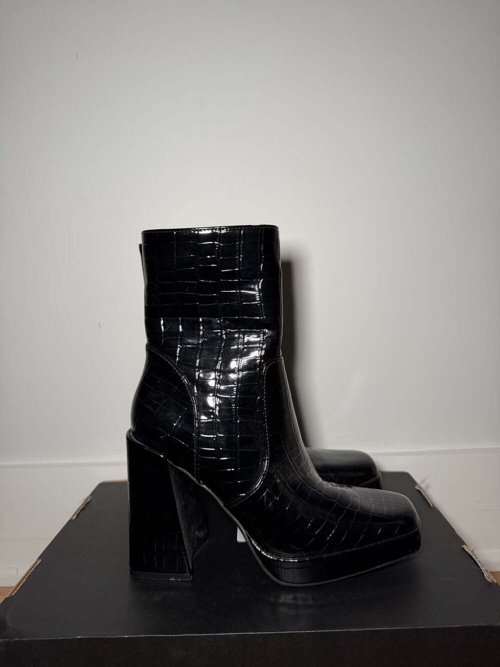 Forever 21 Block Heel Platform Boots Size 7 Black Croc